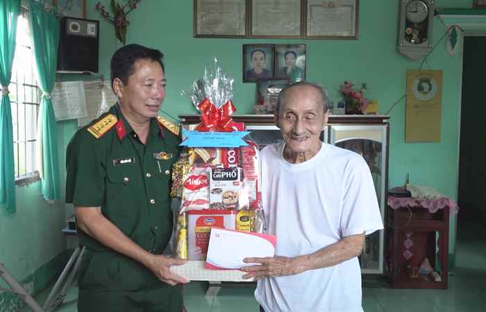 Trần Đề thăm, tặng quà gia đình chính sách  